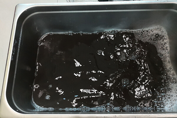 使用超聲波清洗機正在清洗 使用超聲波清洗機正在清洗